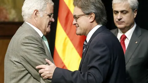El presidente de la Generalitat, Artur Mas (c), saluda al Fiscal Superior de Cataluña, José María Romero de Tejada (i) en una imagen de archivo