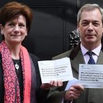 Fotografía de archivo del 15 de abril de 2016 del antiguo lider del partido UKIP Nigel Farage (d) con su sucesora Diane James (i)