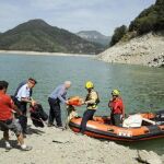 Los Mossos y los bomberos en el momento en el que recuperaron los cuerpos.