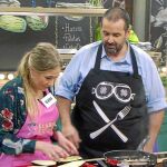 El «chef» David de Jorge, junto a una concursante en «El sabor es ciego» / Atresmedia