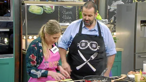 El «chef» David de Jorge, junto a una concursante en «El sabor es ciego» / Atresmedia