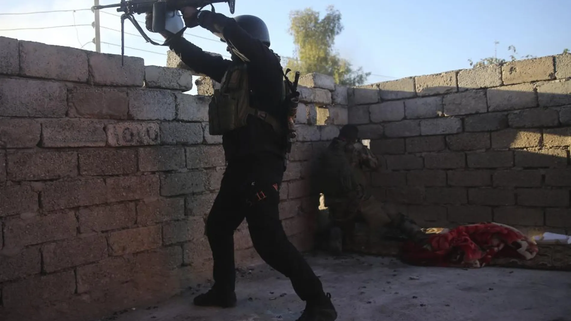 Un soldado iraquí hace frente a yihadistas del Estado Islámico en el frente de Bakr, en Mosul