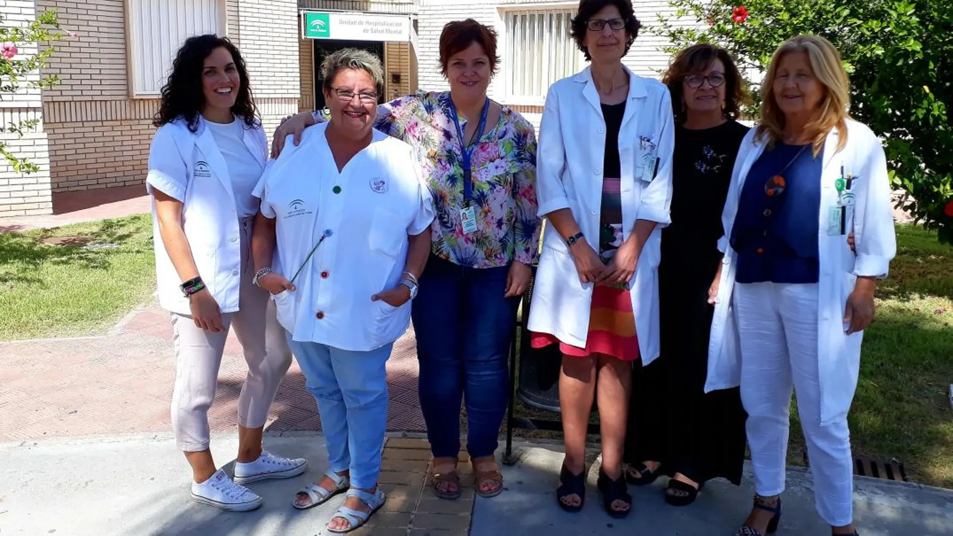 Se trata de un estudio llevado a cabo por un grupo multidisciplinar de profesionales de la Unidad de Hospitalización de Salud Mental: la terapeuta ocupacional, Ana Belén Laguna; la enfermera María Estrella Luna; la especialista interna residente Cristina Moreno; la auxiliar Dolores Guerrero; la enfermera Loreto Santa Cruz y la enfermera especialista Clara Garzón / Foto: La Razón