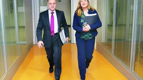La consejera Pilar del Olmo, junto a José Armando Baeta, antes de presentar la Contabilidad Regional del tercer trimestre