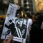 Queman una foto de Felipe VI durante una manifestación en Barcelona