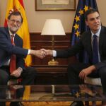 El presidente del Gobierno en funciones, Mariano Rajoy (i), y el secretario general del PSOE, Pedro Sánchez (d), durante la reunión mantenida el pasado 2 de agosto