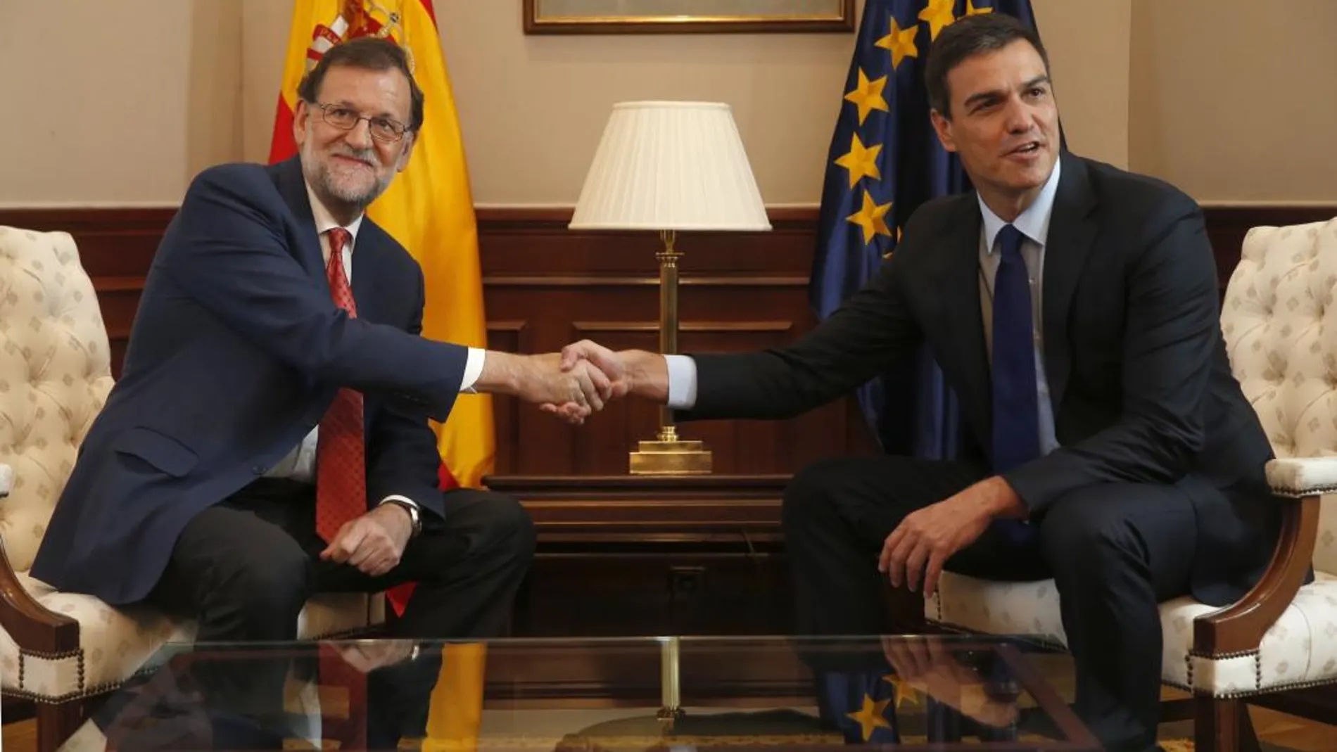 El presidente del Gobierno en funciones, Mariano Rajoy (i), y el secretario general del PSOE, Pedro Sánchez (d), durante la reunión mantenida el pasado 2 de agosto
