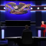 Hillary Clinton habla frente al candidato republicano Donald Trump en el primer debate