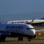 Ryanair comienza a cobrar un extra por llevar dos bultos a bordo