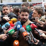 El portavoz adjunto de ERC en el Congreso, Gabriel Rufián, en declaraciones a la prensa frente a las puertas del Tribunal Supremo.