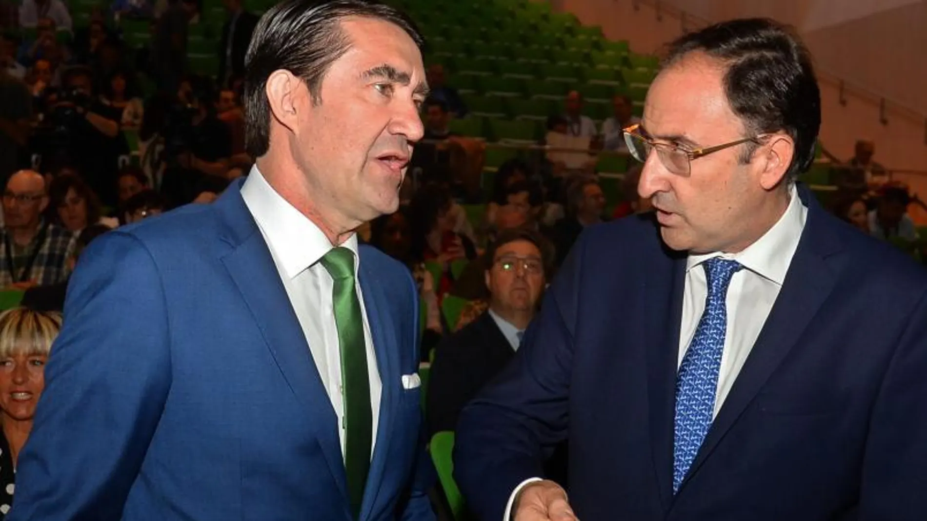 El consejero de Fomento, Juan Carlos Suárez-Quiñones, y el presidente de la FRMP, Alfonso Polanco, en la jornada celebrada en Burgos / Ricardo Ordóñez/Ical