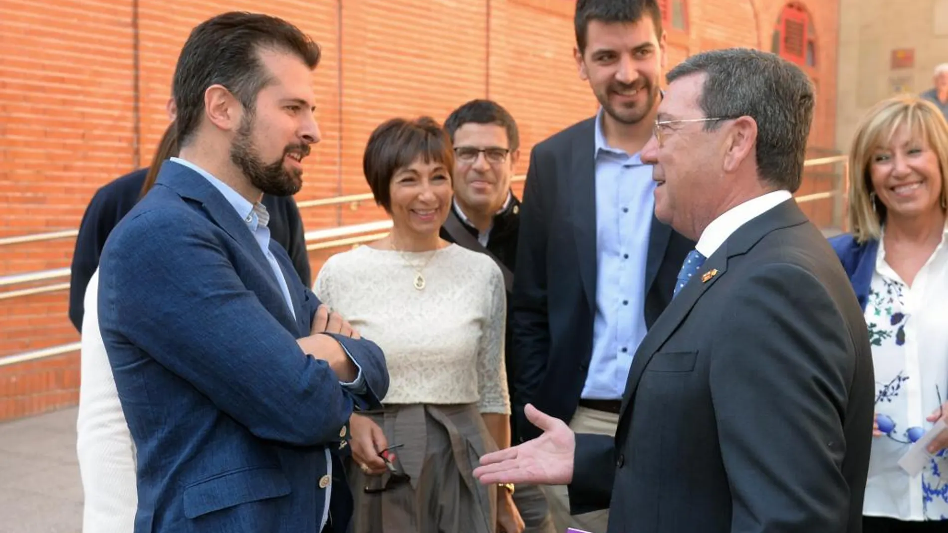 El presidente de la Diputación Provincial de Burgos, César Rico, saluda al líder socialista, Luis Tudanca, que se sumó a la celebración, en Salas de los Infantes, del Día de la Provincia