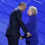 El presidente de Estados Unidos, Barack Obama, junto a la candidata a la presidencia de Estados Unidos por el Partido Demócrata, Hillary Clinton (d) en el tercer día de la Convención Nacional Demócrata
