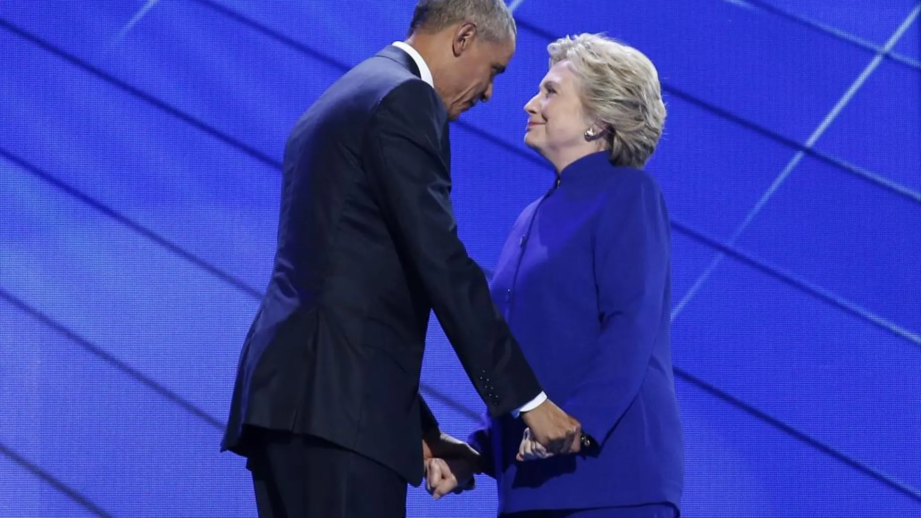 El presidente de Estados Unidos, Barack Obama, junto a la candidata a la presidencia de Estados Unidos por el Partido Demócrata, Hillary Clinton (d) en el tercer día de la Convención Nacional Demócrata