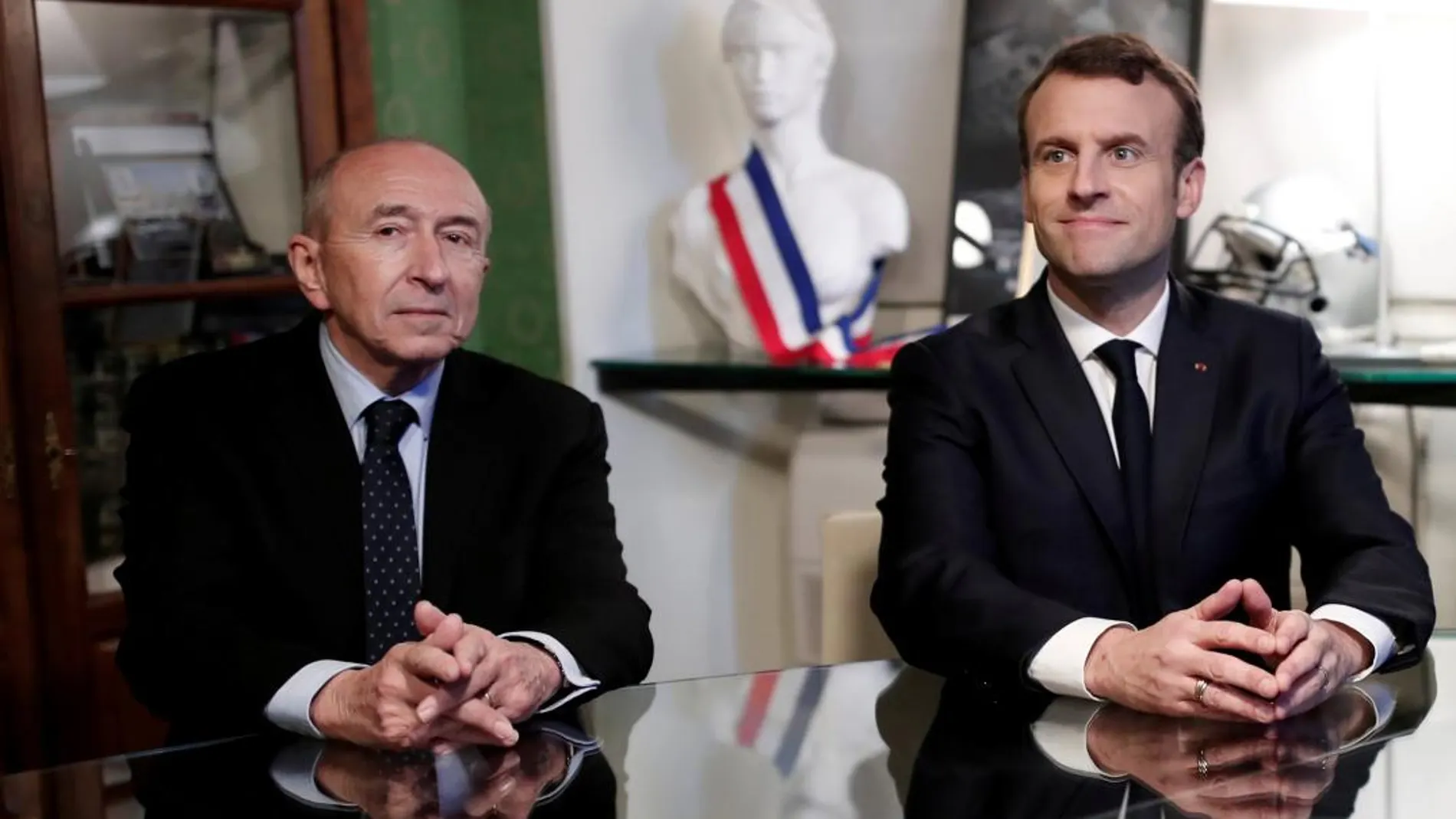 El presidente francés, Emmanuel Macron, junto a su dimitido Ministro de Interior, Gérard Collomb. Foto: Reuters