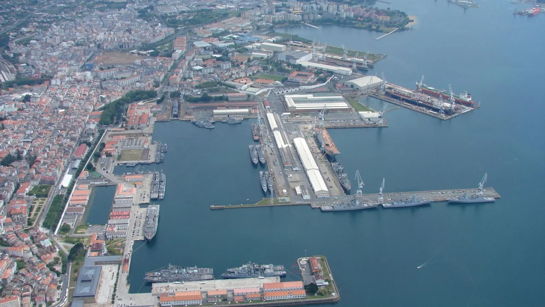 Vista aérea del Arsenal de Ferrol y el astillero de Navantia