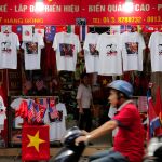Camisetas del presidente de EE UU, Donald Trump y Kim Jong Un en una de las tiendas de una zona turísitica de Hanói/ Foto: AP