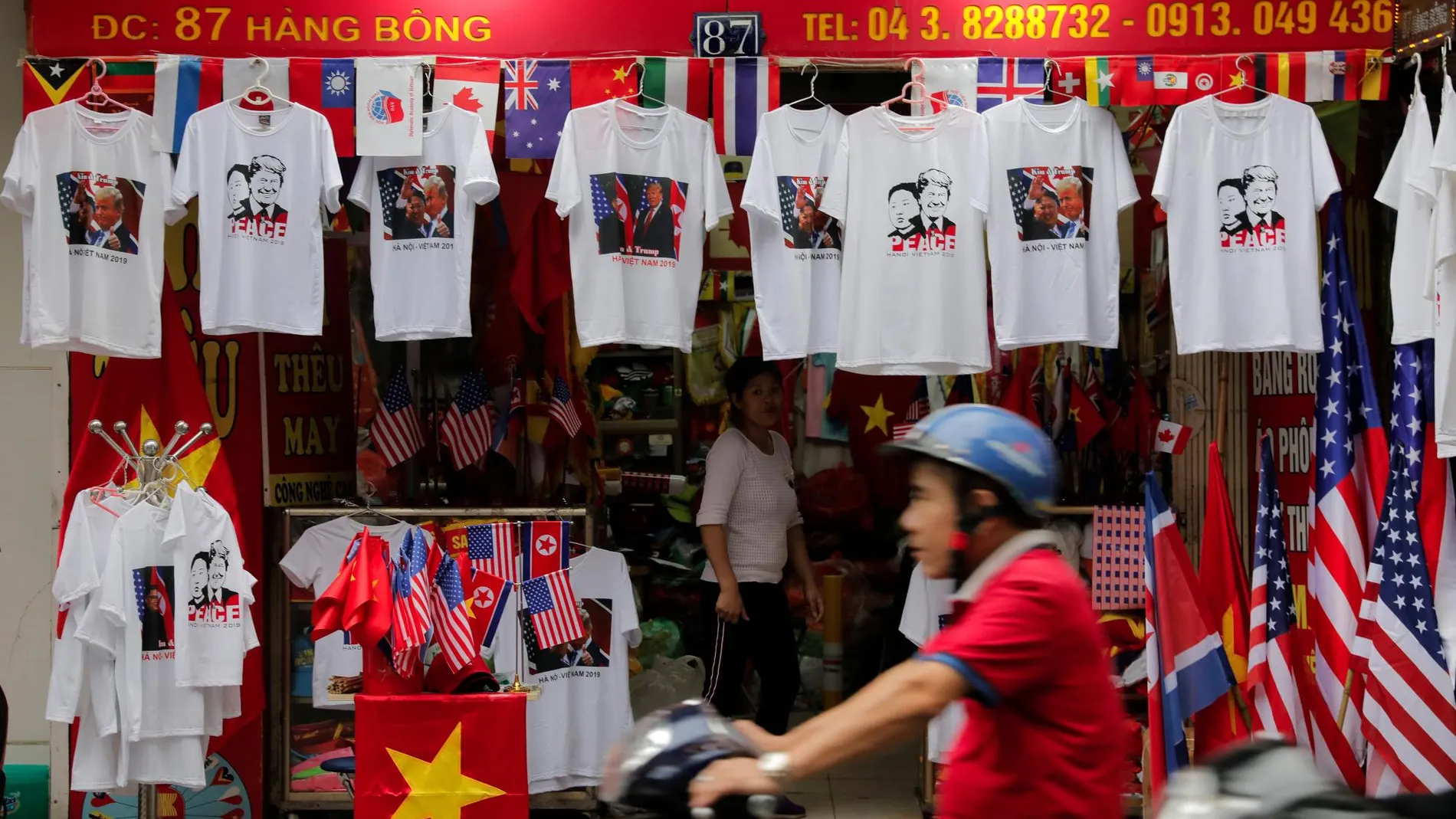 Camisetas del presidente de EE UU, Donald Trump y Kim Jong Un en una de las tiendas de una zona turísitica de Hanói/ Foto: AP