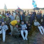 Los cosmonautas rusos Alexei Ovchinin (c), Oleg Skripochka (i) y el astronauta estadounidense de la NASA Jeffrey Williams (d) son vistos luego de aterrizar a unos 150 km al este de la ciudad de Dzhezkazgan (Kazajistán) hoy, miércoles 07 de septiembre de 2016. La tripulación regresa después de 172 días en el espacio