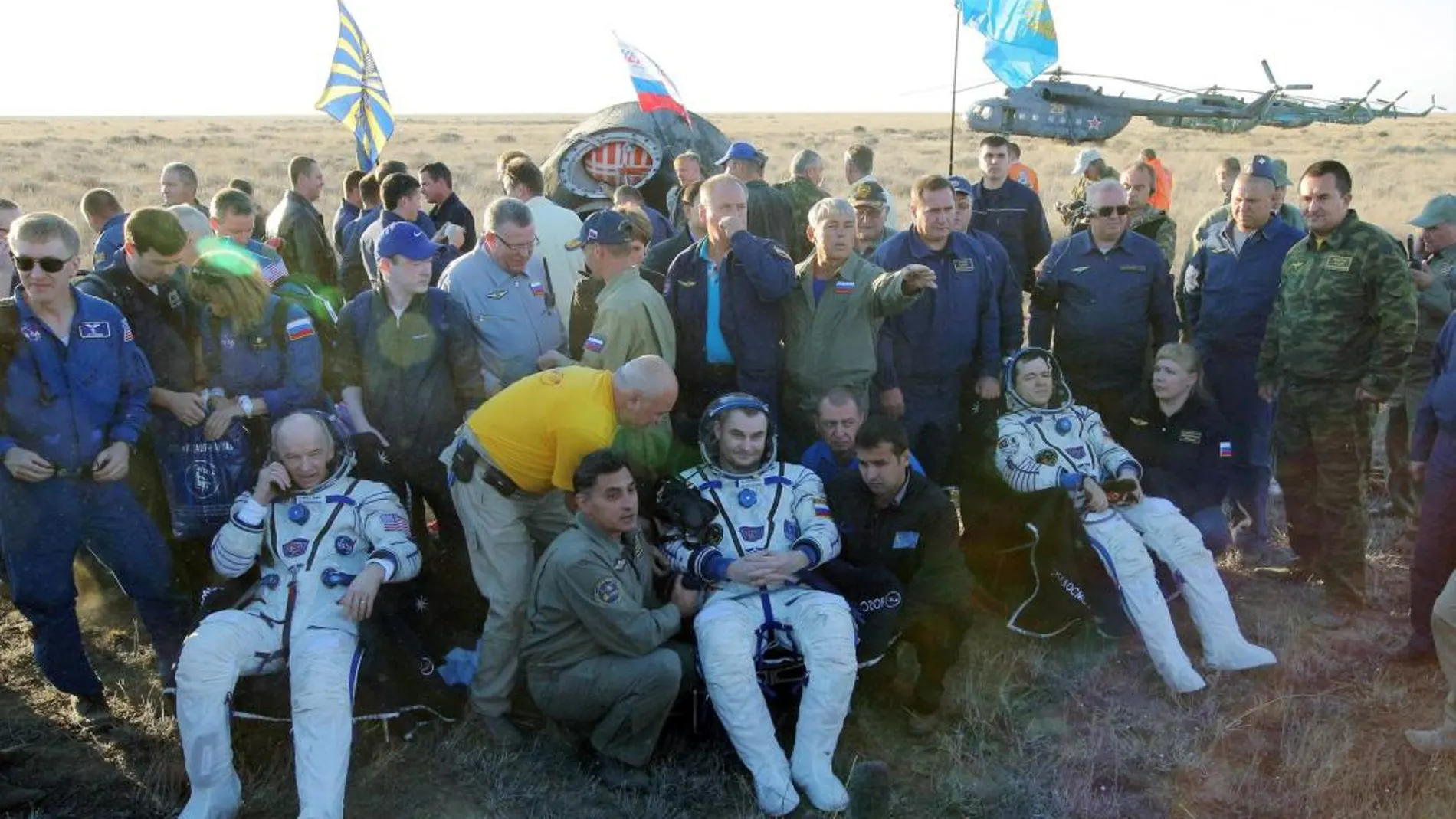 Los cosmonautas rusos Alexei Ovchinin (c), Oleg Skripochka (i) y el astronauta estadounidense de la NASA Jeffrey Williams (d) son vistos luego de aterrizar a unos 150 km al este de la ciudad de Dzhezkazgan (Kazajistán) hoy, miércoles 07 de septiembre de 2016. La tripulación regresa después de 172 días en el espacio