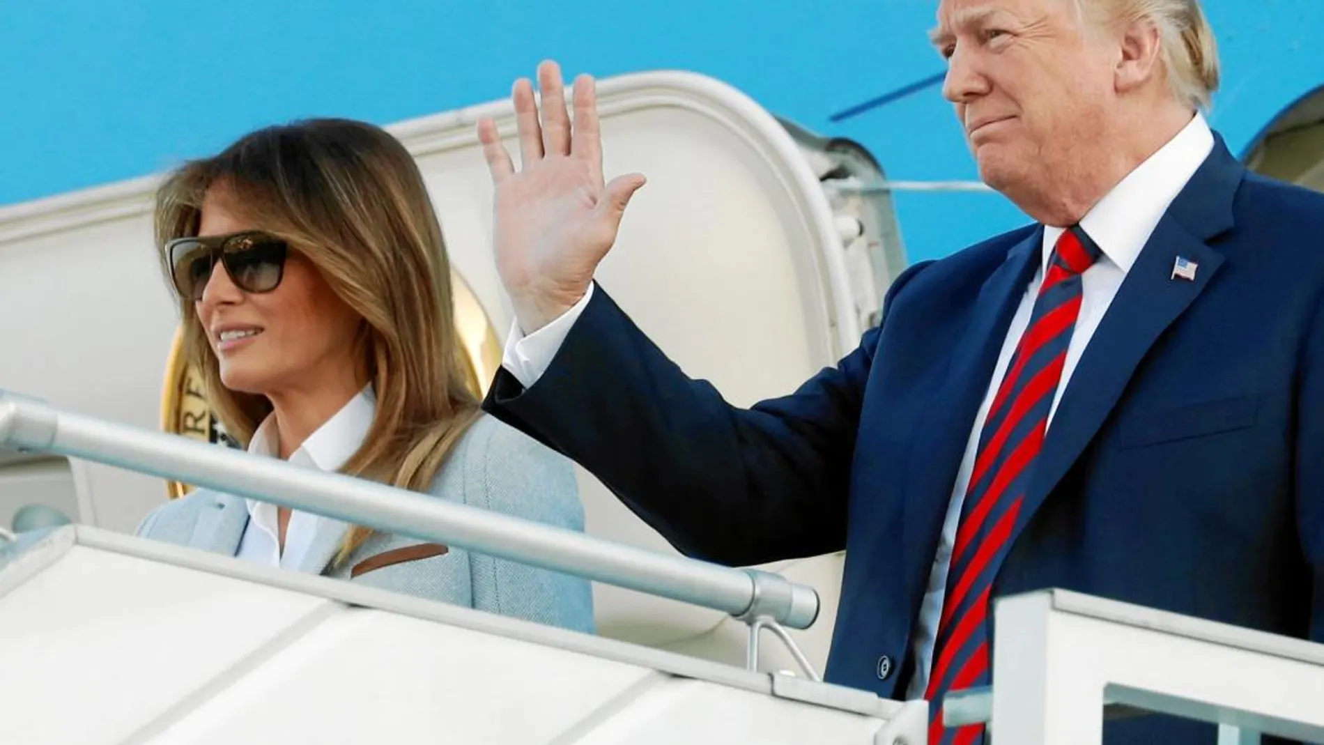 El presidente de EE UU y su esposa Melania saludan a su llegada ayer a Helsinki / Ap