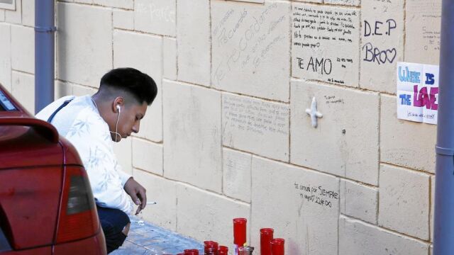 Además de vengar al día siguiente la muerte del ñeta «Navajita», los allegados del joven asesinado el pasado domingo en la calle Maria Paz Unciti de Vallecas han convertido en un altar el lugar en el que fue apuñalado el joven