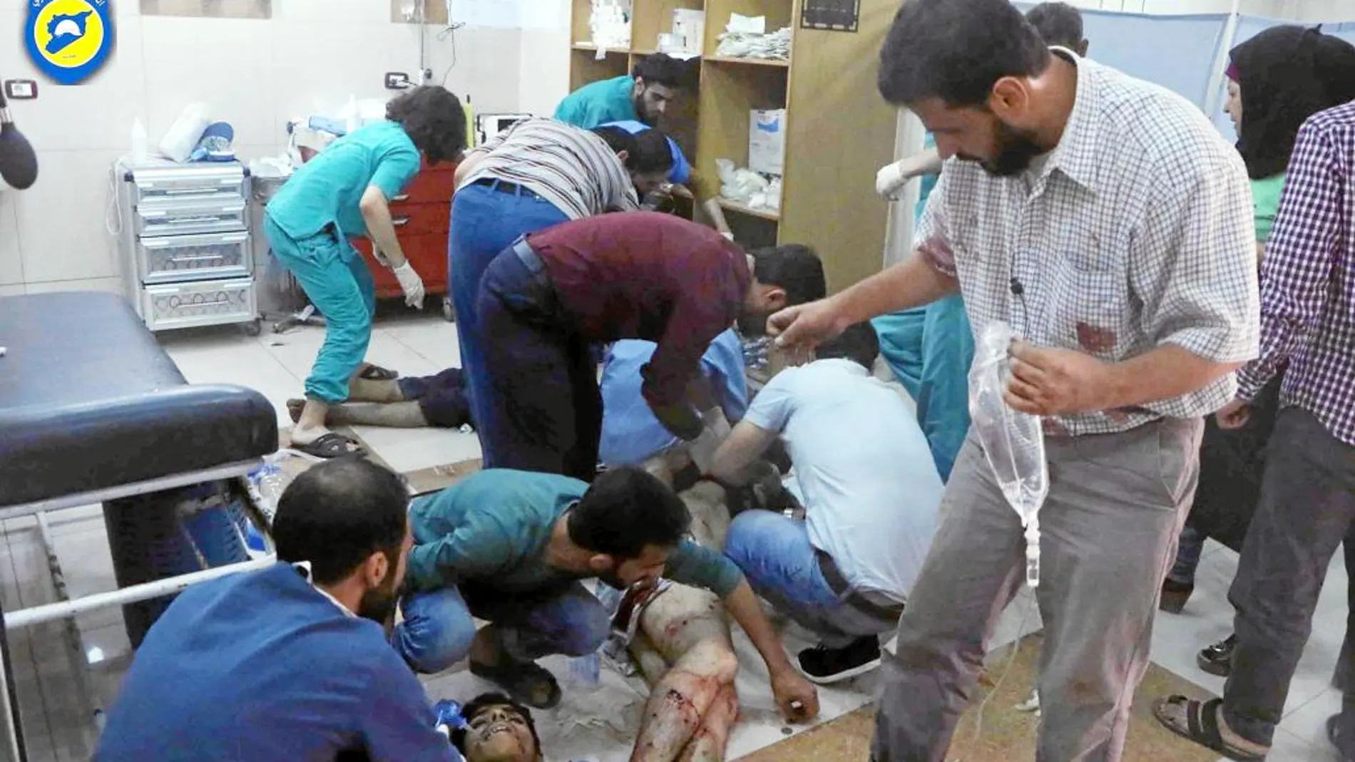 Varios sanitarios atienden a los heridos tras múltiples bombardeos del régimen sirio en la ciudad de Alepo