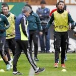 Mourinho, pensativo, en el entrenamiento de ayer en el estadio del Besiktas