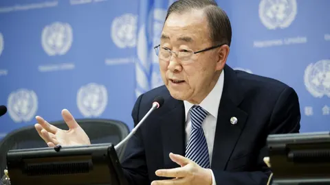 El secretario general de la ONU, Ban Ki-moon, habla con los periodistas durante su su rueda de prensa final, en la sede de las Naciones Unidas