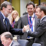 Mariano Rajoy saluda al presidente francés, Emmanuel Macron, en el inicio de la cumbre europea de primavera, ayer en Bruselas. Tras la salida de Reino Unido, los 27 respaldan la posición española sobre la Roca