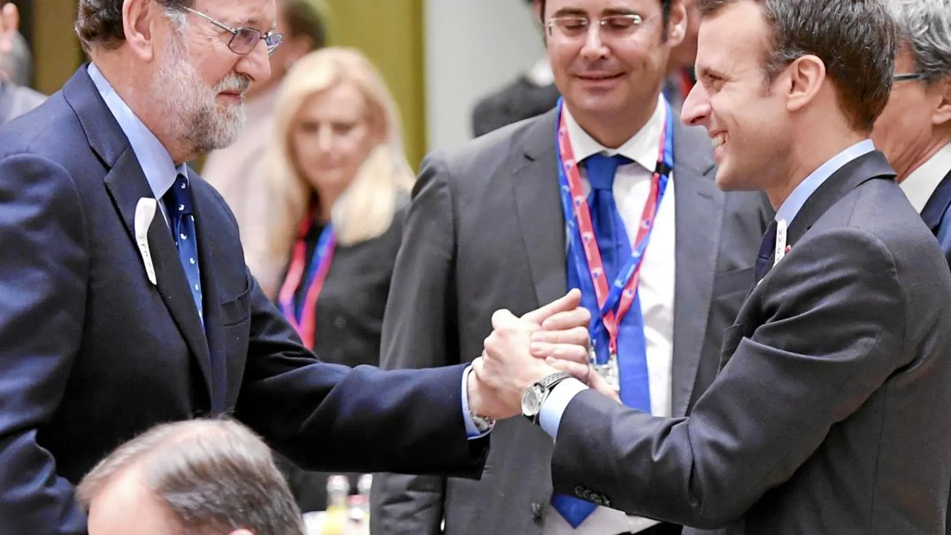 Mariano Rajoy saluda al presidente francés, Emmanuel Macron, en el inicio de la cumbre europea de primavera, ayer en Bruselas. Tras la salida de Reino Unido, los 27 respaldan la posición española sobre la Roca