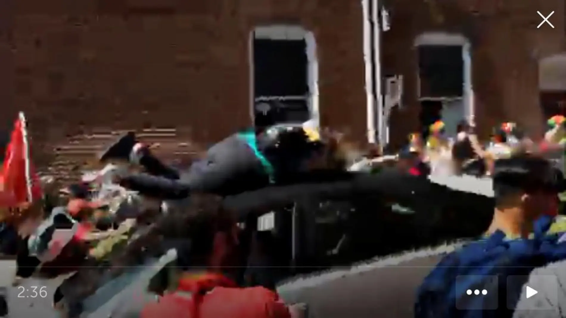 Uno de los manifestantes es lanzado por las aires por el vehículo