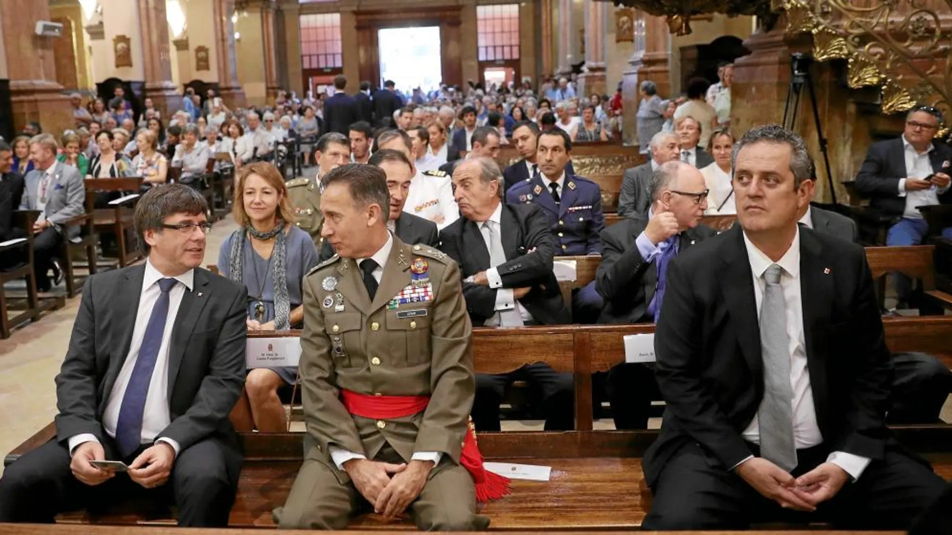 Puigdemont conversó con el inspector general del Ejército de Tierra, Fernando Aznar, y el consejero de Interior catalán, Joaquim Forn en la misa de la Mercè