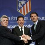 Simeone, entre Enrique Cerezo y José Luis Pérez Caminero el día de su presentaciòn