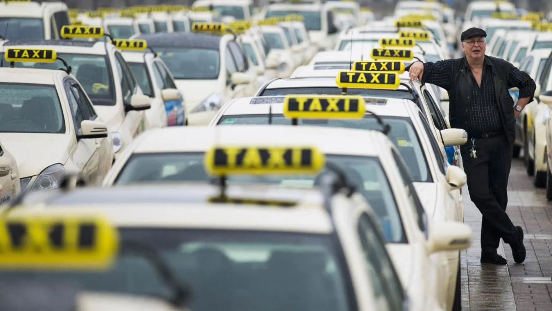 Los taxistas convocan para el 29 de noviembre una gran manifestación en Madrid/Reuters