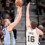 Marc y Pau, en el último Grizzlies-Spurs que disputaron la pasada semana