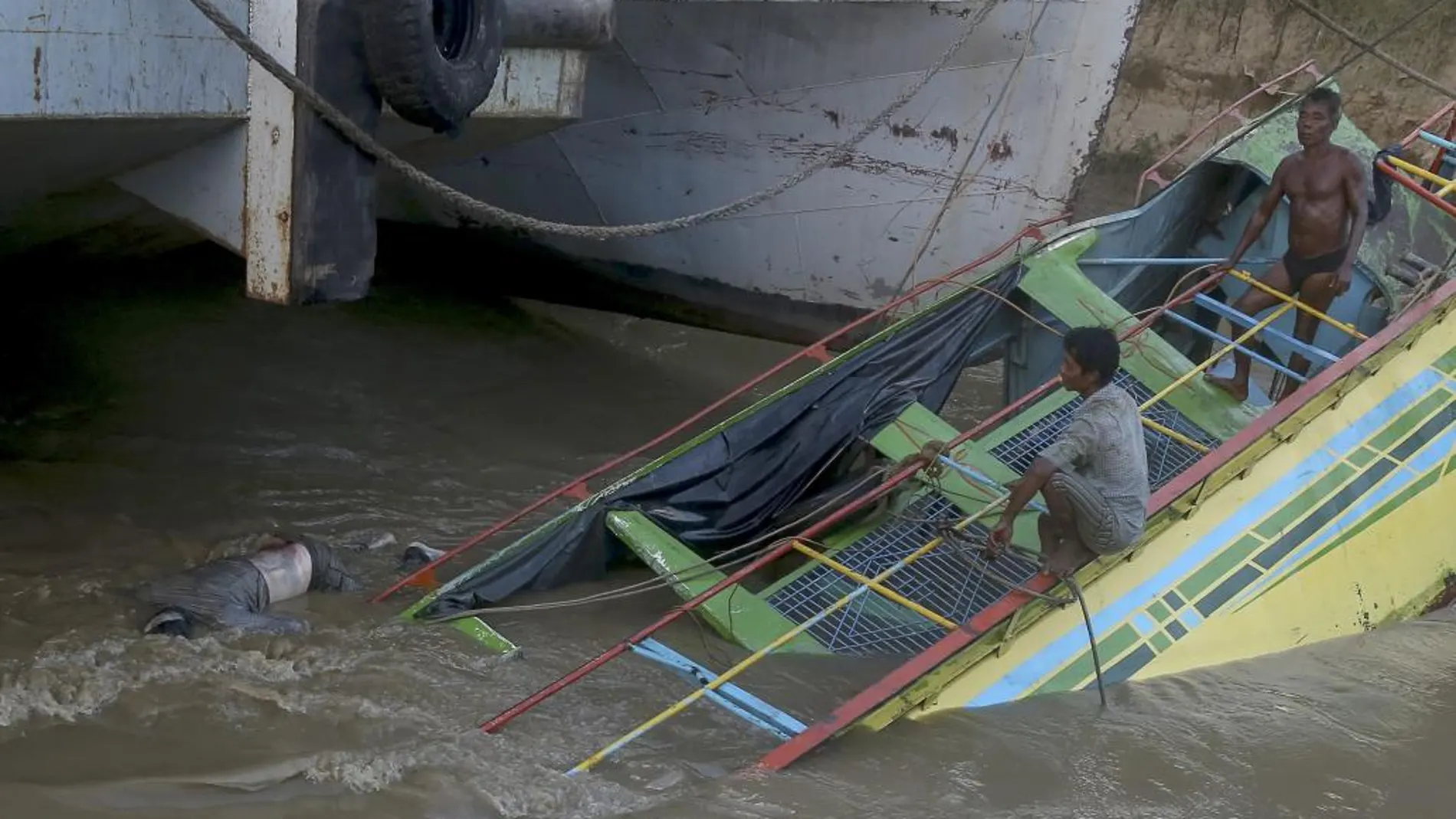 Miembros de los servicios de rescate abordan un barco de pasajeros hundido en el río Chindwin