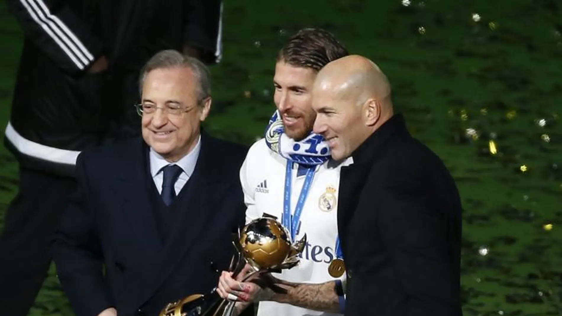Florentino, Ramos y Zidane posan con el trofeo del Mundialito