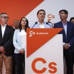 Albert Rivera, junto al secretario general de Cs, José Manuel Villegas, y la portavoz nacional, Inés Arrimadas, presentaron en Sevilla a los ocho candidatos del partido naranja al Parlamento andaluz una vez celebradas las primarias (Foto: Manuel Olmedo)