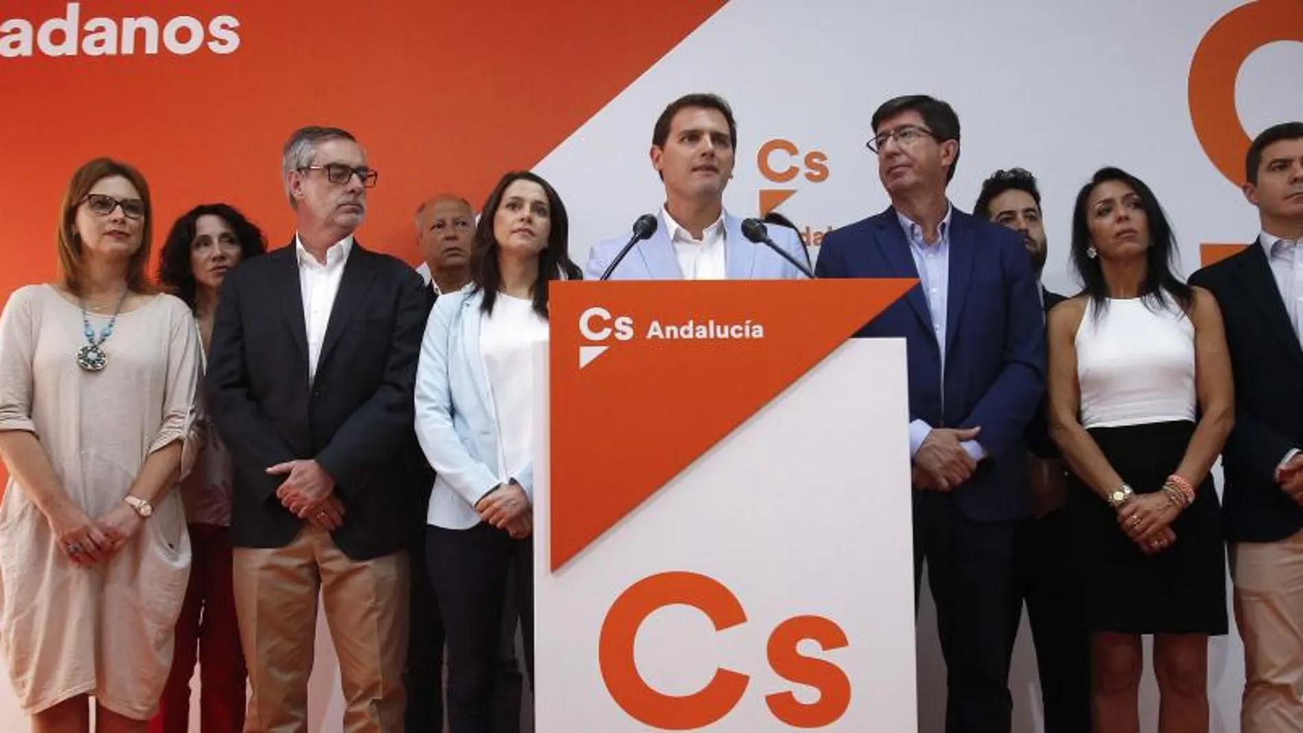 Albert Rivera, junto al secretario general de Cs, José Manuel Villegas, y la portavoz nacional, Inés Arrimadas, presentaron en Sevilla a los ocho candidatos del partido naranja al Parlamento andaluz una vez celebradas las primarias (Foto: Manuel Olmedo)