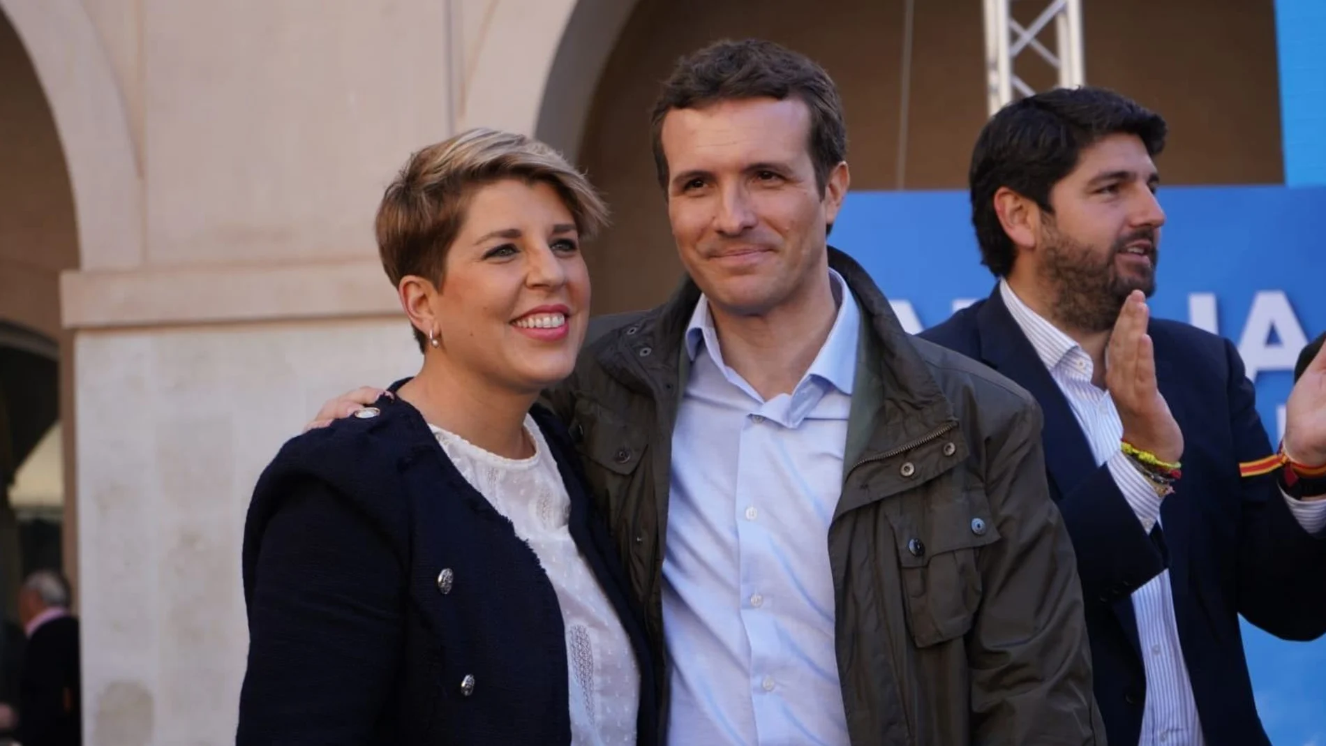 El presidente del PP, Pablo Casado, arropó a la candidata a la Alcaldía de Cartagena, Noelia Arroyo, junto López Miras. LA RAZÓN