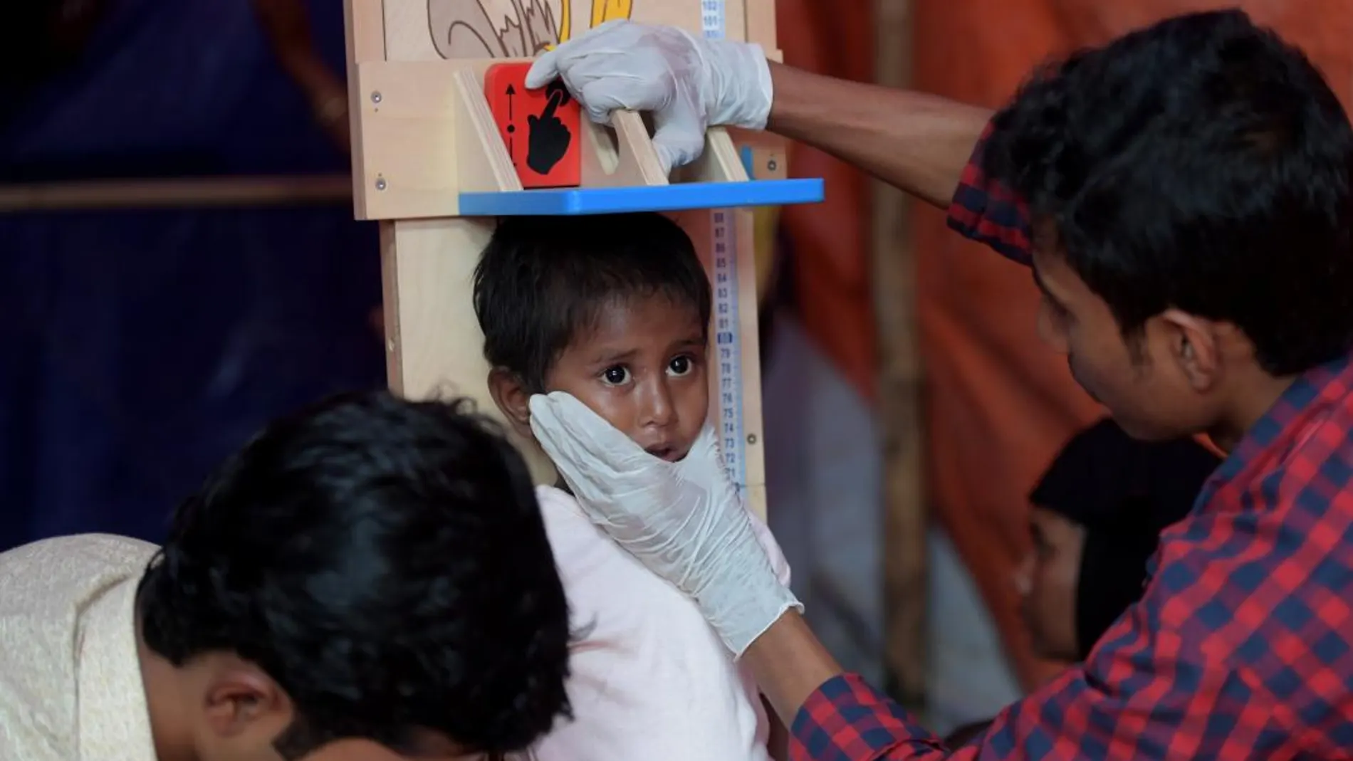 Enfermeros hacen un control médico a un niño rohinyá que sufre desnutrición en el campo de refugiados de Balukhali en el distrito de Cox's Bazar, Bangladesh