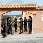 En la imagen, los mossos en un chalet de Tarragona / Efe