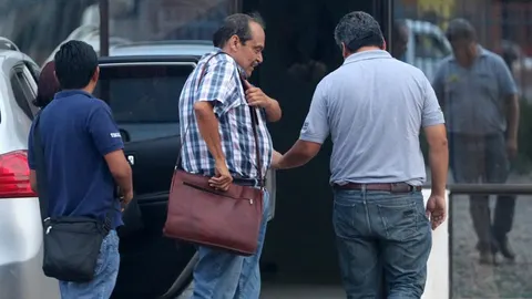 Fiscales detienen al director general de la aerolínea boliviana Lamia, Gustavo Vargas Gamboa (c), hoy, martes 6 de diciembre de 2016, en Santa Cruz (Bolivia).