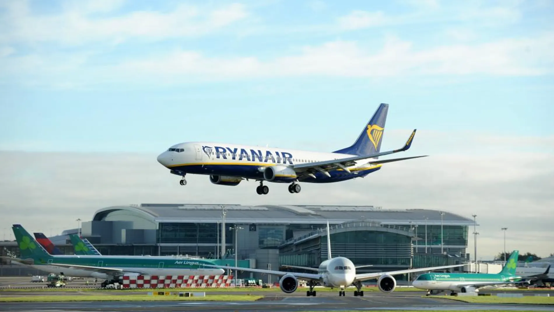 Un avión de Ryanair aterriza en el aeropuerto de Dublín (Irlanda) hoy