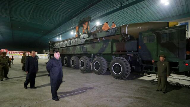El líder norcoreano, Kim Jong Un, inspecciona un misil intercontinental Hwasong-14 en una imagen de archivo