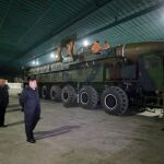 El líder norcoreano, Kim Jong Un, inspecciona un misil intercontinental Hwasong-14 en una imagen de archivo