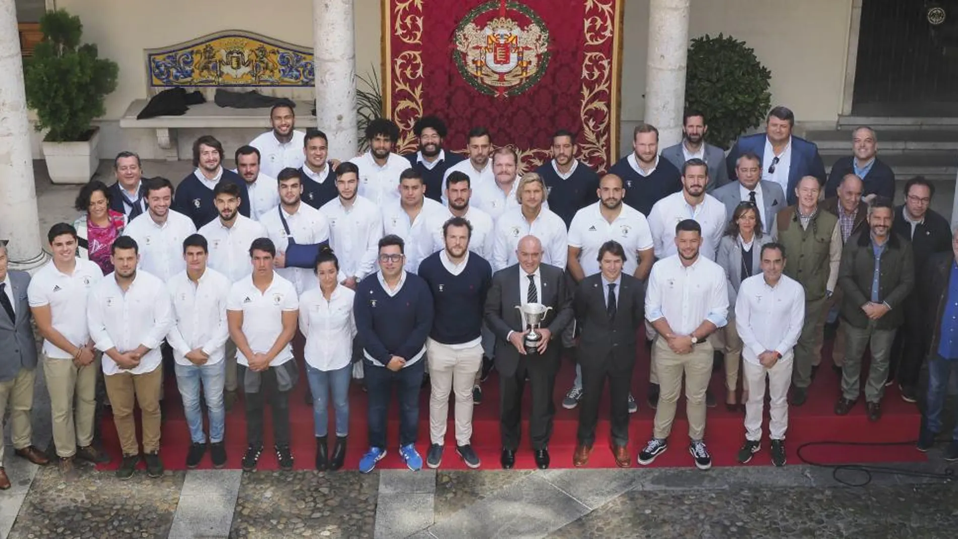 El presidente de la Diputación de Valladolid, Jesús Julio Carnero, recibe a la plantilla, entrenadores y directivos del Silverstorn El Salvador