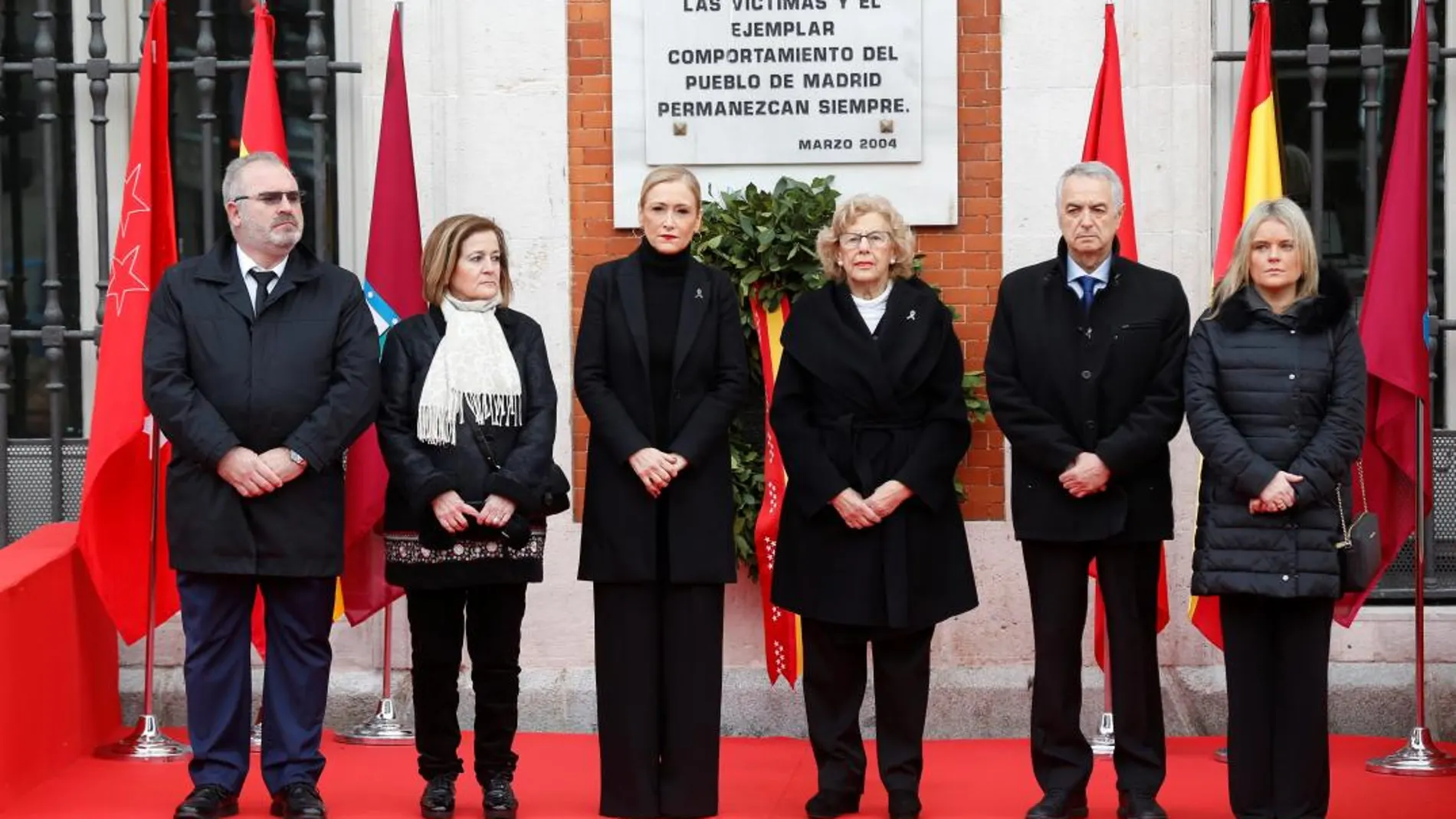 La alcaldesa de Madrid, Manuel Carmena (3d), y la presidenta de la Comunidad de Madrid, Cristina Cifuentes (3i), acompañadas por el presidente de la Asociación de Víctimas del Terrorismo, Alfonso Sánchez (i)