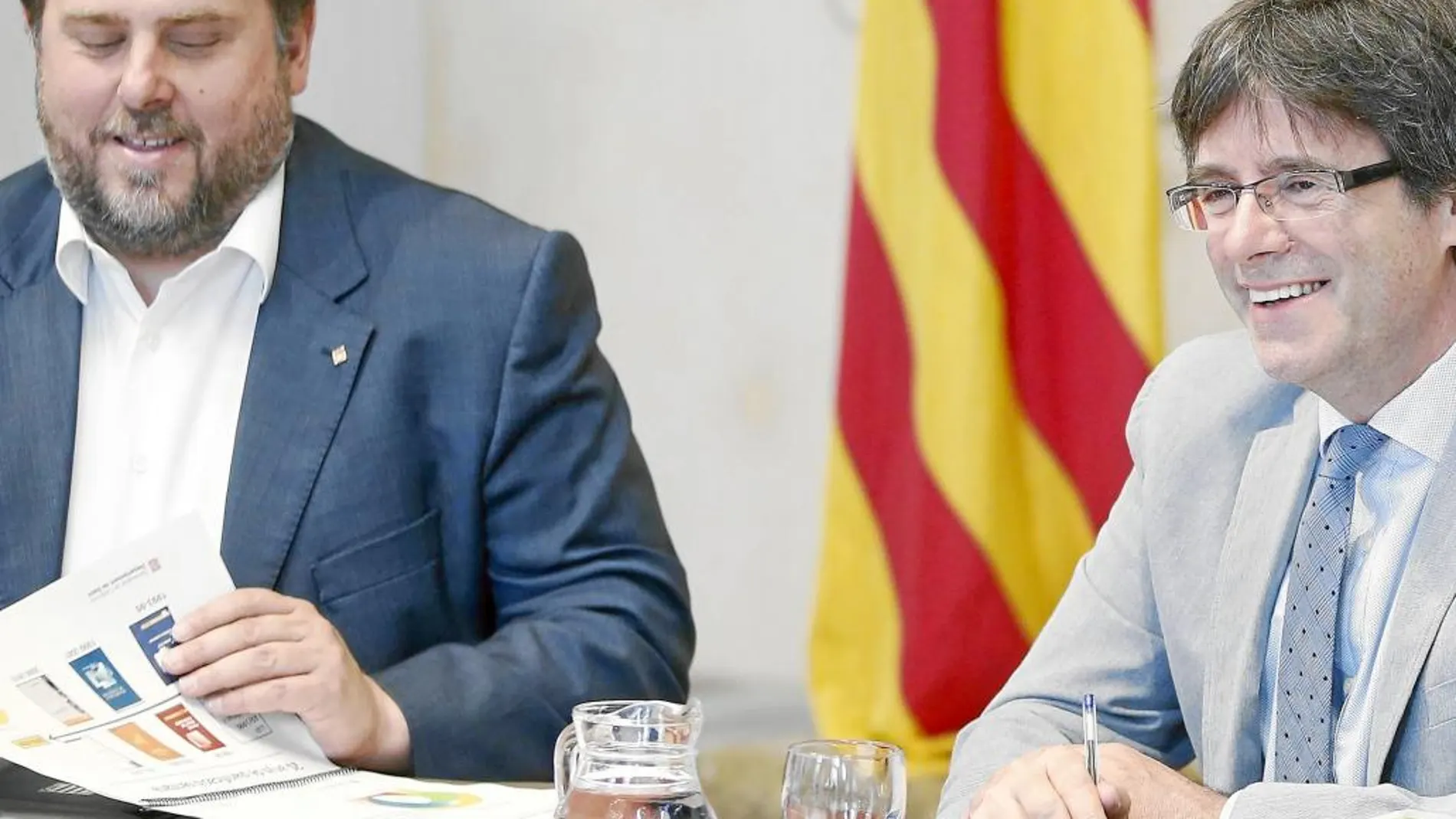 Oriol Junqueras, líder de ERC, con Carles Puigdemont, presidente de la Generalitat, ayer